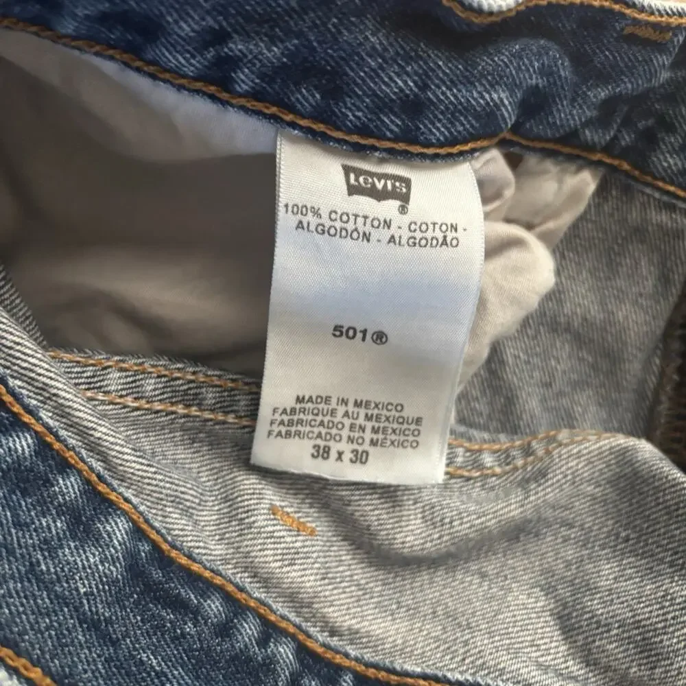 Vintage Levi’s 501 Button Fly Men’s Jeans 38 x 30 y2k Medium Wash Straight Leg
